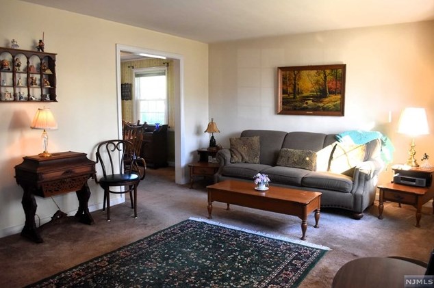 87 Ackerman Ave, Elmwood Park NJ  07407-1608 exterior