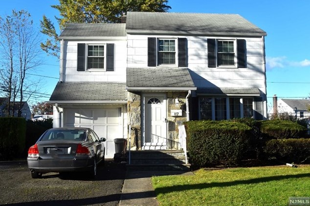 87 Ackerman Ave, Elmwood Park NJ  07407-1608 exterior