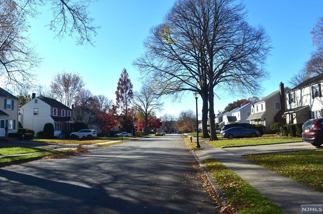 87 Ackerman Ave, Elmwood Park NJ  07407-1608 exterior