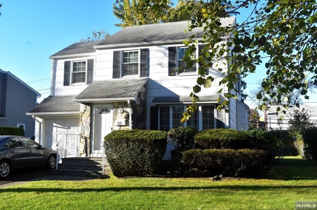 87 Ackerman Ave, Elmwood Park NJ  07407-1608 exterior