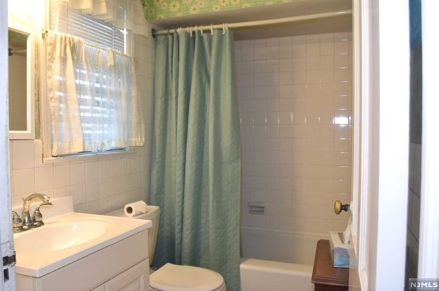 87 Ackerman Ave, Elmwood Park NJ  07407-1608 exterior