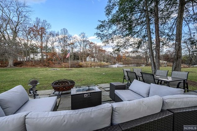 20 Pulis Ave, Franklin Lakes, NJ 07417