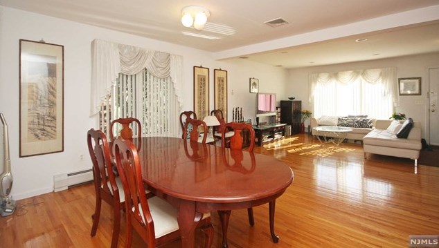 241 Maple St, West Fort Lee NJ  07024-4007 exterior