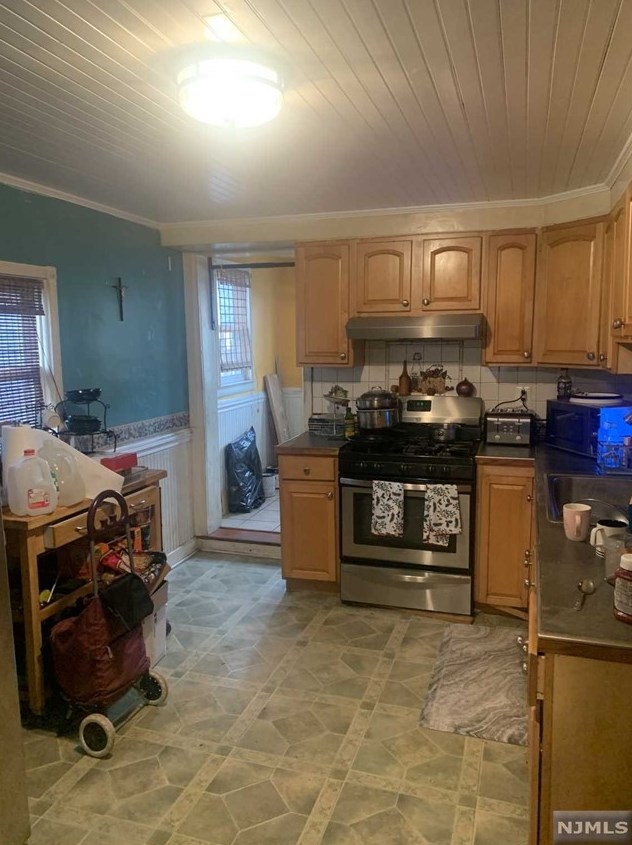 82 Pamrapo Ave, Jersey City NJ  07305-2419 exterior