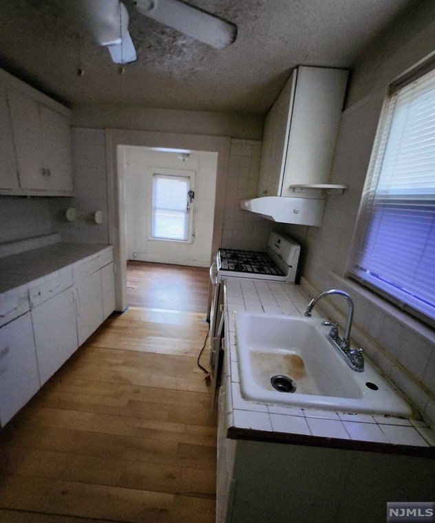 9 Tuscarora St, Bergenfield NJ 07621-1332 exterior