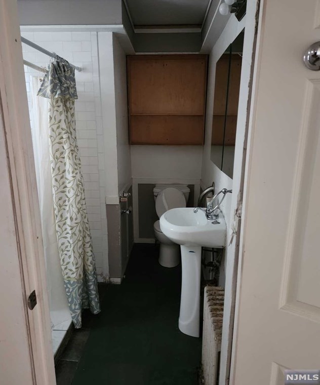 9 Tuscarora St, Bergenfield NJ 07621-1332 exterior