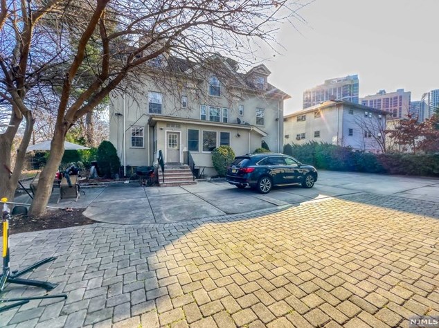 1025 Palisade Ave, West Fort Lee NJ  07024-6320 exterior