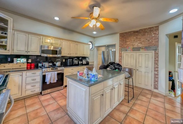 1025 Palisade Ave, West Fort Lee NJ  07024-6320 exterior