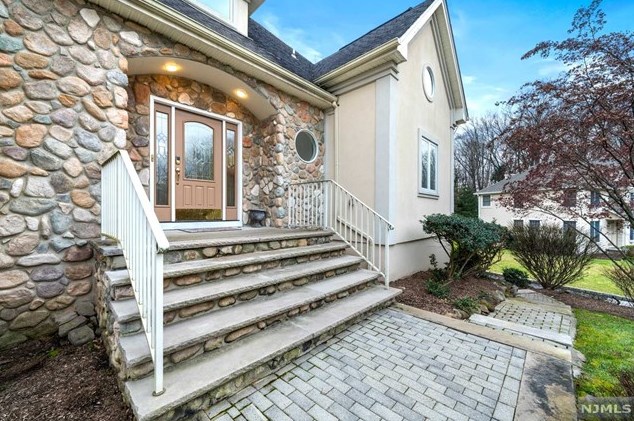 5 Woods Edge Rd, Westwood NJ  07675-7469 exterior