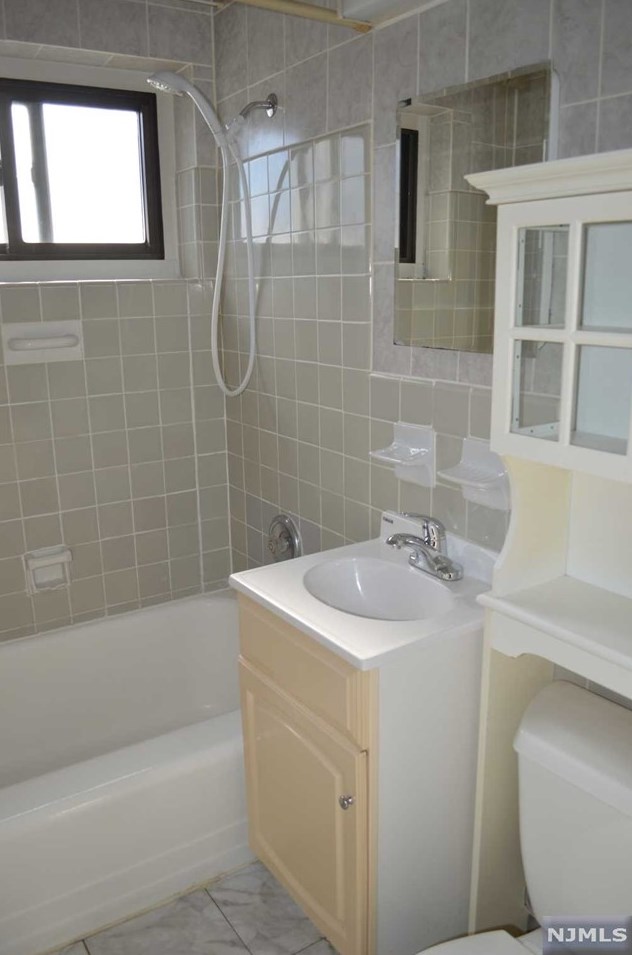 421 Park Pl, West Fort Lee NJ  07024-3702 exterior