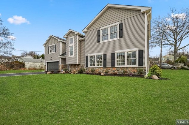 55 Emwood Dr, Emerson NJ  07630-1903 exterior