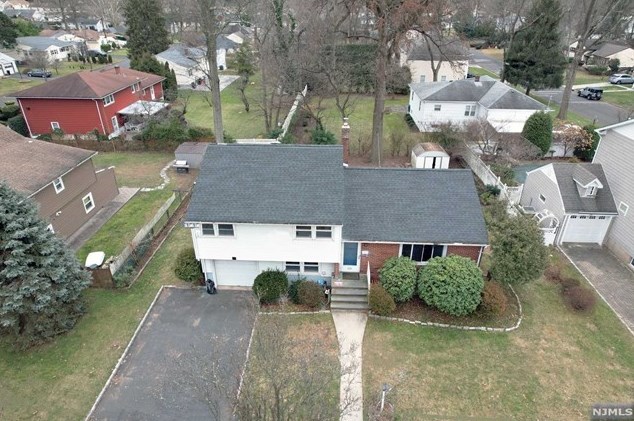 328 Graphic Blvd, N Milford NJ  07646-2131 exterior