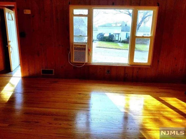 172 Lozier Ter, River Edge NJ  07661-1709 exterior