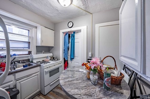 43 Montrose Ter, Irvington NJ  07111-3821 exterior