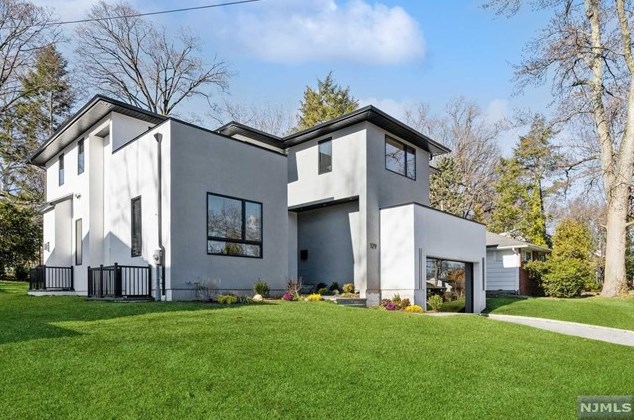 129 Lylewood Dr, Tenafly NJ  07670-1908 exterior