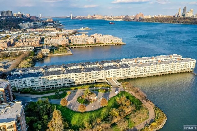 106 The Promenade, Edgewater NJ  07020-2103 exterior