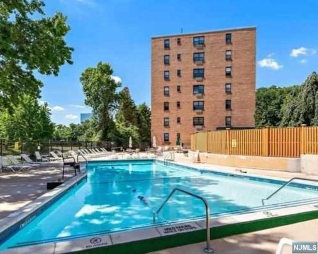 2352 Linwood Ave, West Fort Lee NJ 07024-3870 exterior