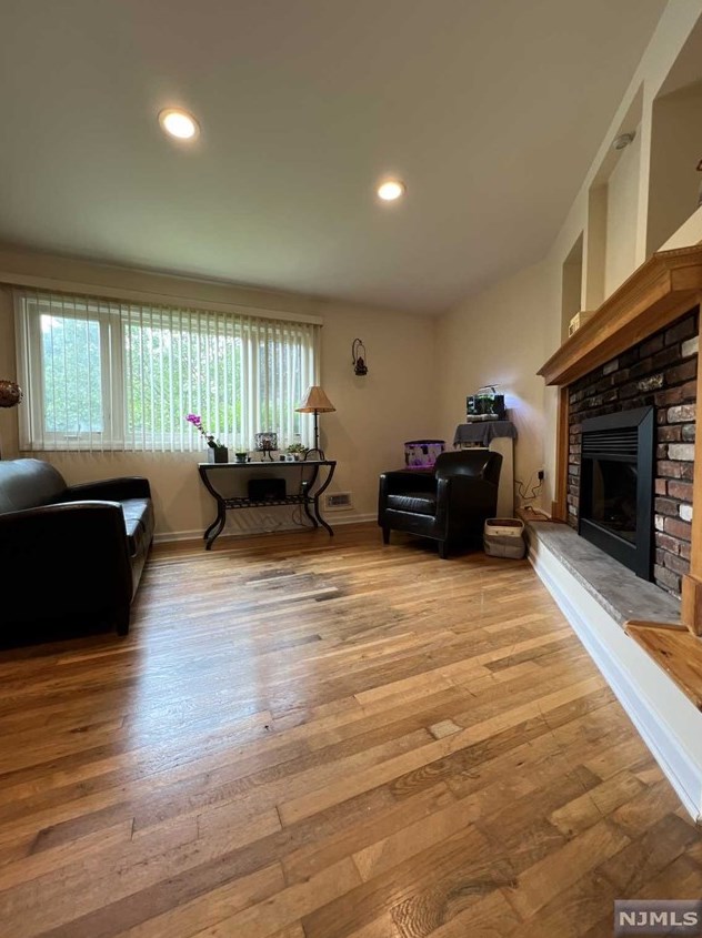 12 Warren Pl, West Milford NJ  07480-1134 exterior