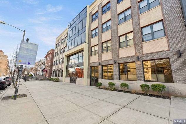 90 Clinton Ave, Newark NJ  07114-2012 exterior