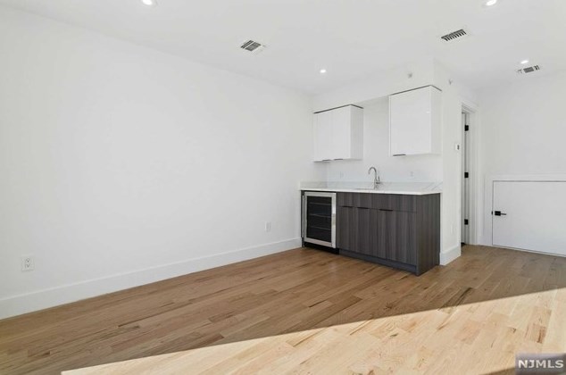 688 Palisade Ave, Cliffside Park NJ  07010-3108 exterior