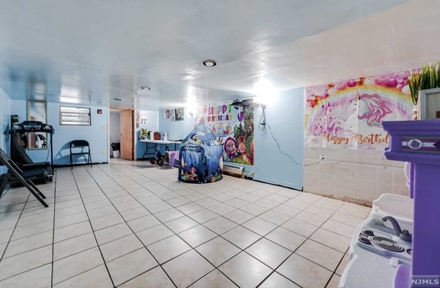 213 St, Union City NJ 07087-6572 exterior