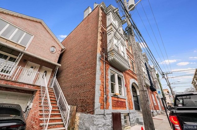 213 St, Union City NJ 07087-6572 exterior