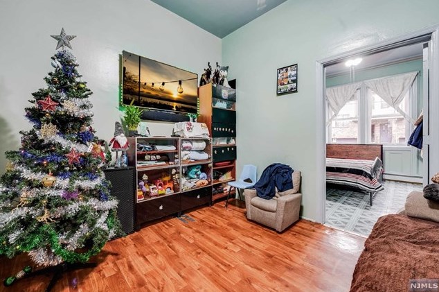 213 St, Union City NJ 07087-6572 exterior