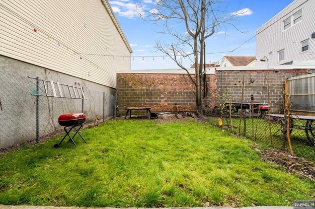 213 St, Union City NJ 07087-6572 exterior