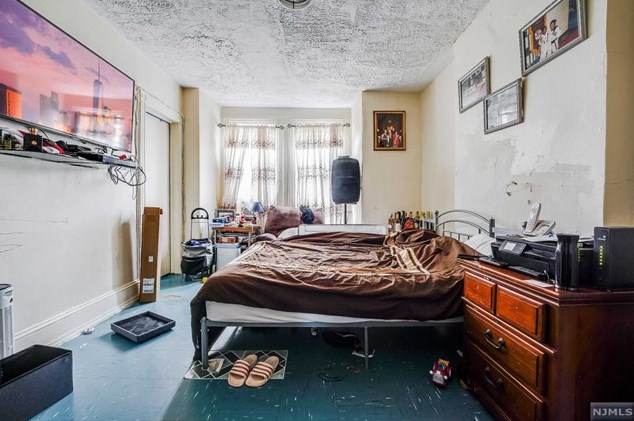 213 St, Union City NJ 07087-6572 exterior