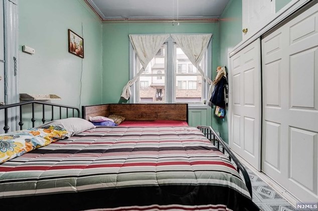 213 St, Union City NJ 07087-6572 exterior