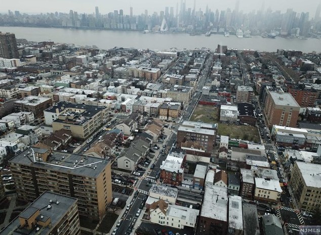 213 St, Union City NJ 07087-6572 exterior