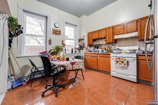 213 St, Union City NJ 07087-6572 exterior