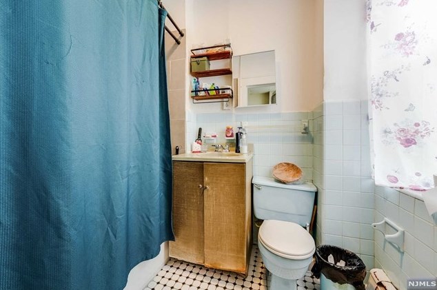 213 St, Union City NJ 07087-6572 exterior