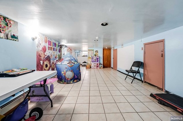 213 St, Union City NJ 07087-6572 exterior