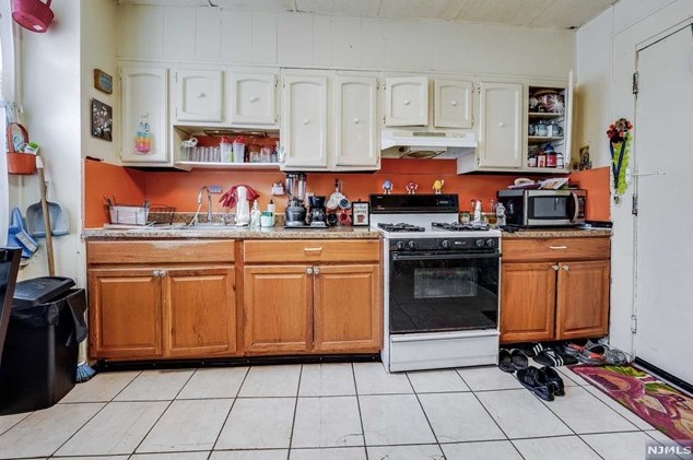 213 St, Union City NJ 07087-6572 exterior