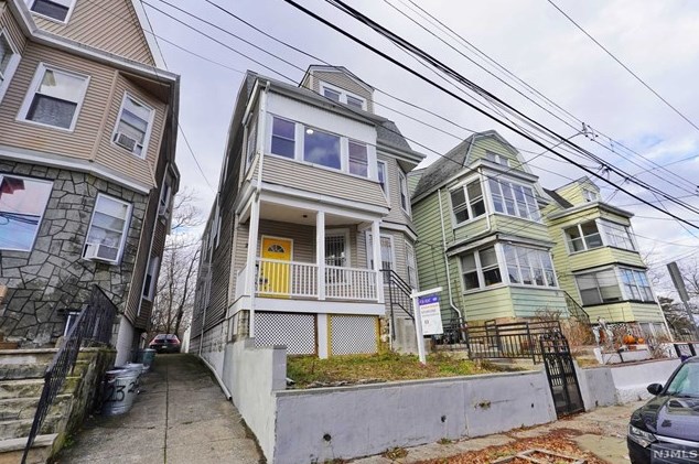 21 Gladstone Ave, Newark NJ  07106-2207 exterior