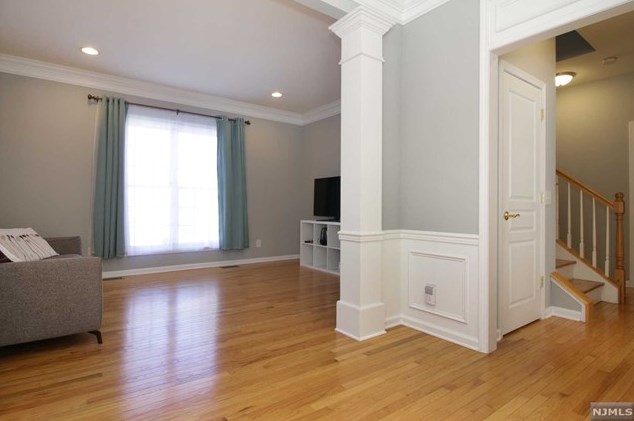 51 Mulberry Ct, Paramus NJ  07652-1361 exterior