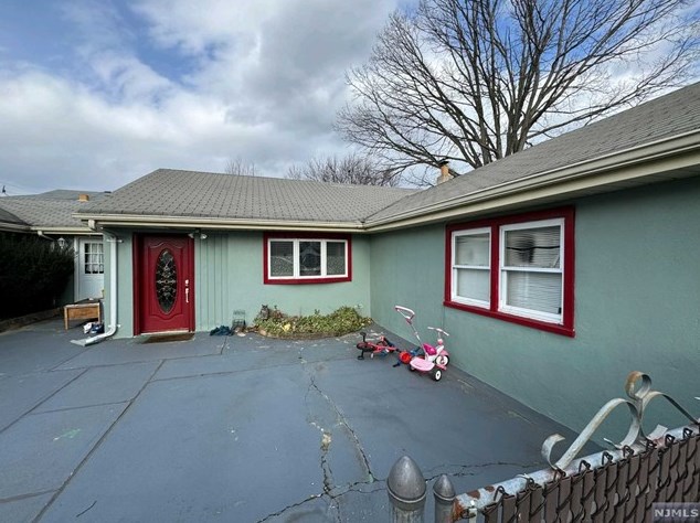 32 Maiden Ln, Little Ferry NJ 07643-2136 exterior