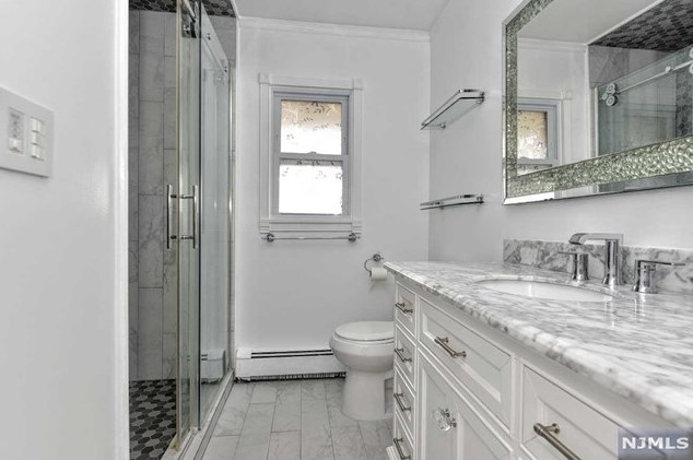 26 Dapp Ct, Elmwood Park NJ  07407-3301 exterior