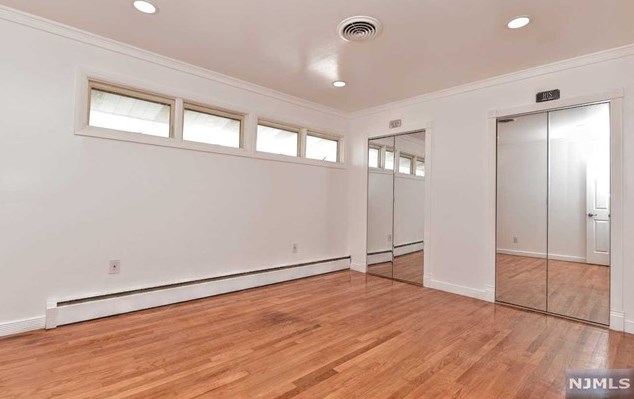 26 Dapp Ct, Elmwood Park NJ  07407-3301 exterior