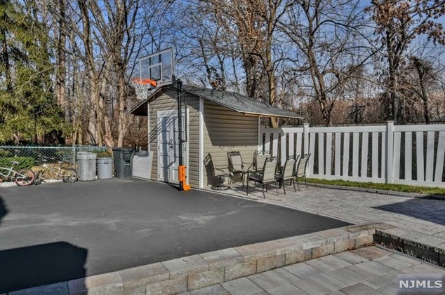 26 Dapp Ct, Elmwood Park NJ  07407-3301 exterior