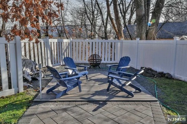 26 Dapp Ct, Elmwood Park NJ  07407-3301 exterior