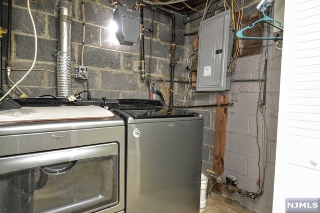 26 Dapp Ct, Elmwood Park NJ  07407-3301 exterior