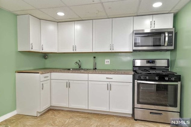 26 Dapp Ct, Elmwood Park NJ  07407-3301 exterior