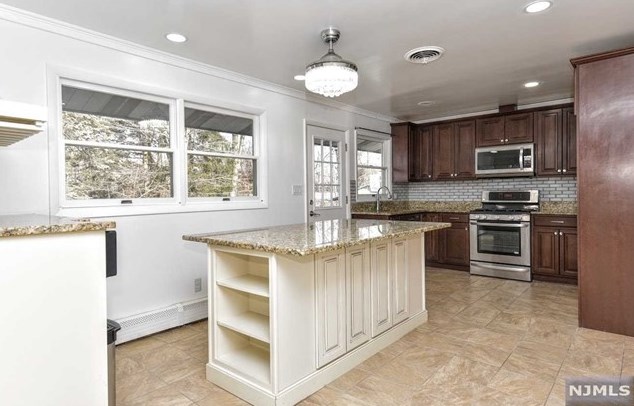 26 Dapp Ct, Elmwood Park NJ  07407-3301 exterior