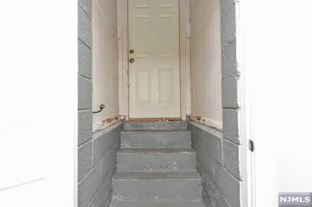 26 Dapp Ct, Elmwood Park NJ  07407-3301 exterior