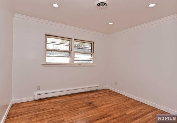 26 Dapp Ct, Elmwood Park NJ  07407-3301 exterior