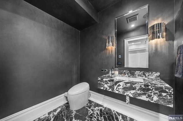 11 Edgewood St, Tenafly NJ  07670-2909 exterior