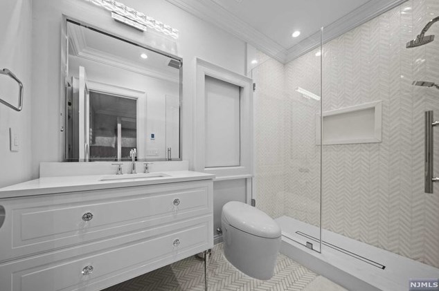 11 Edgewood St, Tenafly NJ  07670-2909 exterior