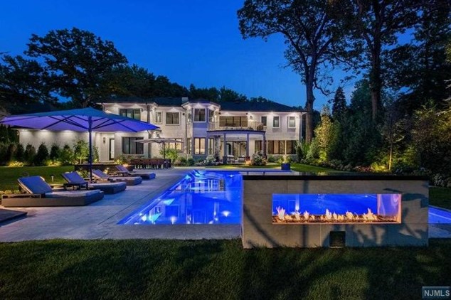 11 Edgewood St, Tenafly NJ  07670-2909 exterior